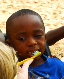 Kind mit Zahnbuerste in Sambia